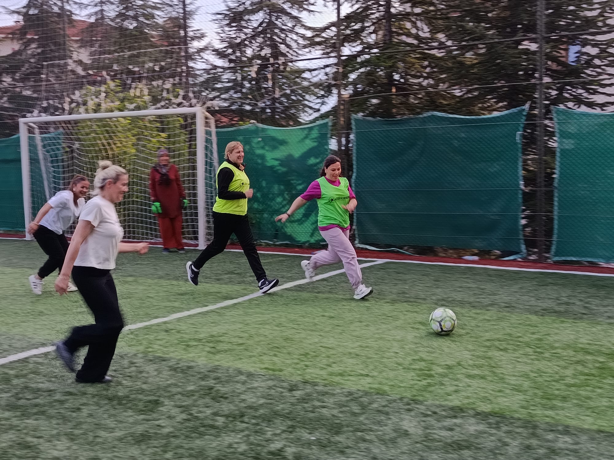 Edirne’de Anneler Günü dolayısıyla hem eğlendiren hem de duygulandıran bir etkinlik düzenlendi. Alsancakspor Futbol Okulu, her zaman çocuklarını desteklemek için saha kenarında bekleyen anneleri bu kez yeşil sahaya davet etti.
